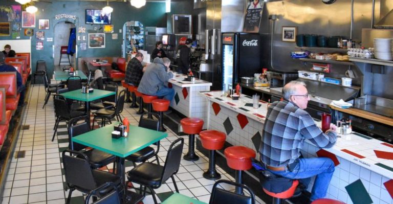 This Indiana Family Diner Serves Fried Fish So Good, It’s Become A Fall Friday Ritual