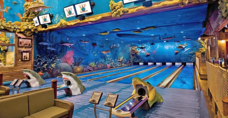 This Is The Most Insanely Fun Ocean-Themed Restaurant And Bowling Alley In Florida