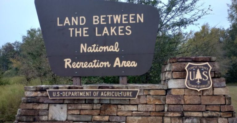 This Kentucky Lake Town Feels Like A Fairytale When The Milky Way Shows Up