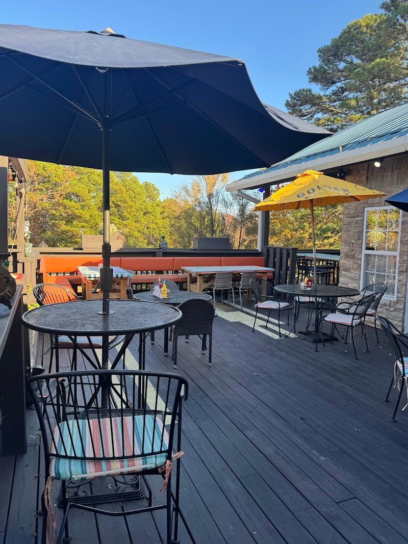 A Scenic Lakeside Setting That Feels Like A Hidden Escape