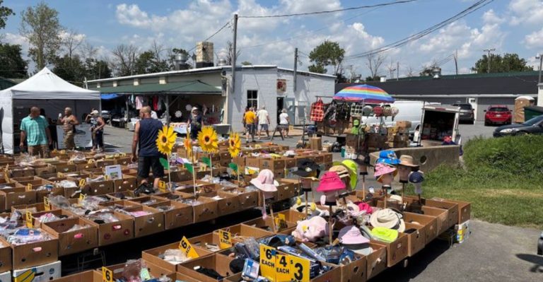 This Lancaster County, Pennsylvania Flea Market Is Packed With Vendors, Amish Baked Goods, And Vintage Finds