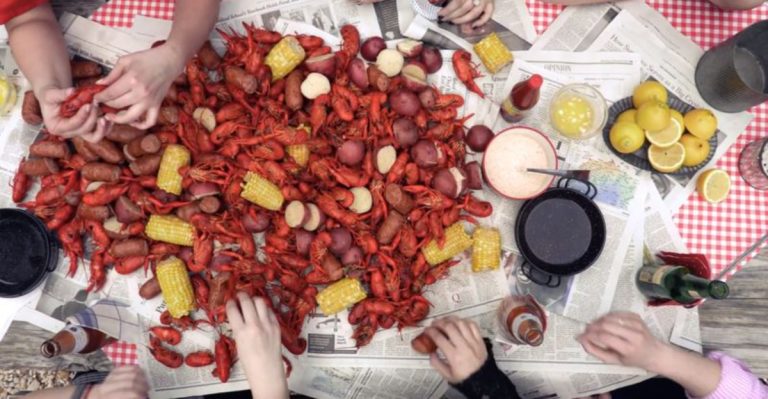 This Louisiana Bayou Spot Serves All-You-Can-Eat Crawfish And Crab That Locals Swear By