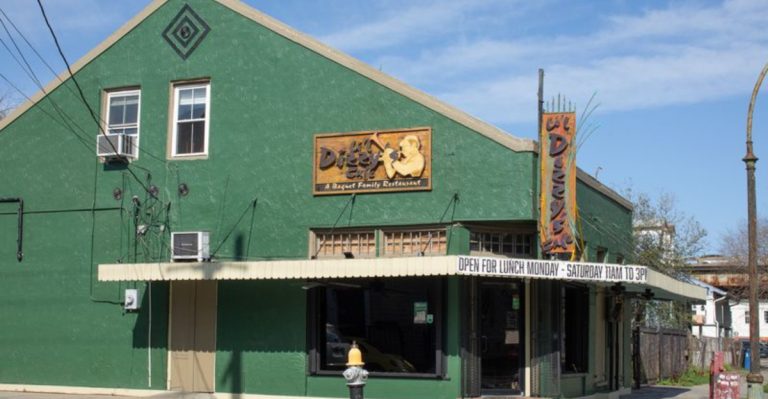 This Louisiana Fried Chicken Joint Is So Under The Radar, Regulars Hope Tourists Never Find It
