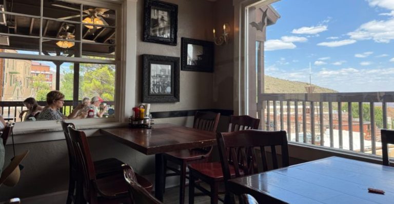 This Low-Key Restaurant In Arizona Has Massive Cheeseburgers Locals Keep Coming Back For