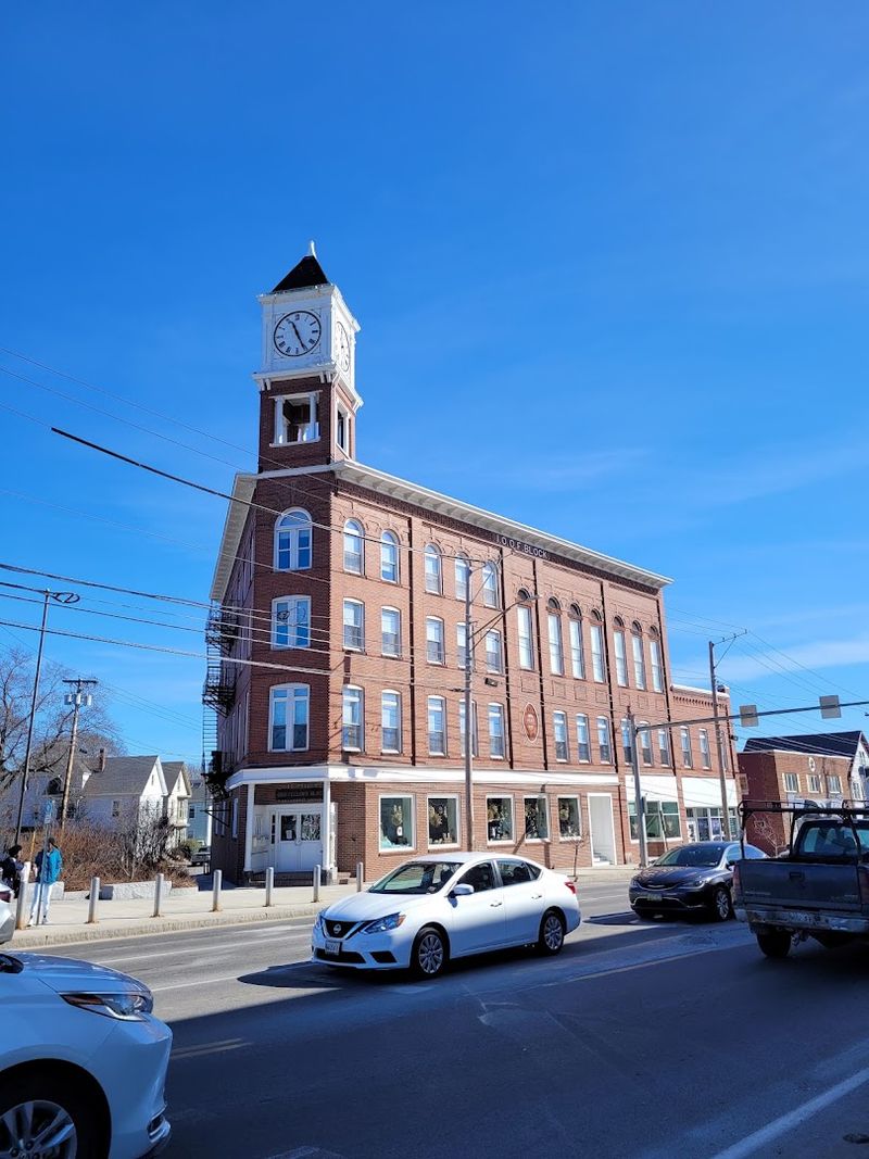 This Maine Bookstore Hides A Secret Reading Room Inside An Old Bank Vault This Maine Bookstore Hides A Secret Reading Room Inside An Old Bank Vault