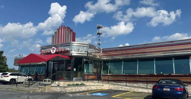 This Maryland 24-Hour Restaurant Is So Popular, Regulars Swear It Never Has An Empty Booth