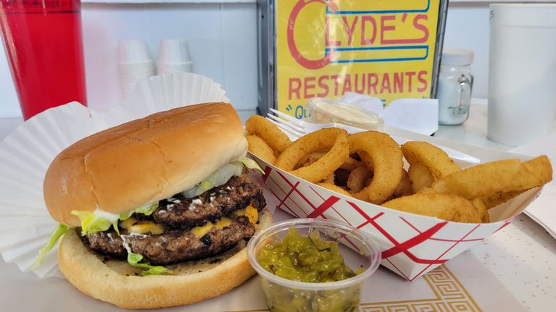 Arrive Hungry For The 3/4-Pounder