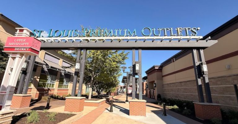 This Missouri Outlet Mall Is So Huge You’ll Be Bargain Shopping For Hours