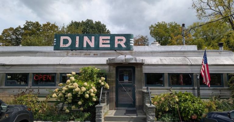 This Nearly 100-Year-Old New York Restaurant Still Serves The Kind Of Comfort Food People Drive Back For