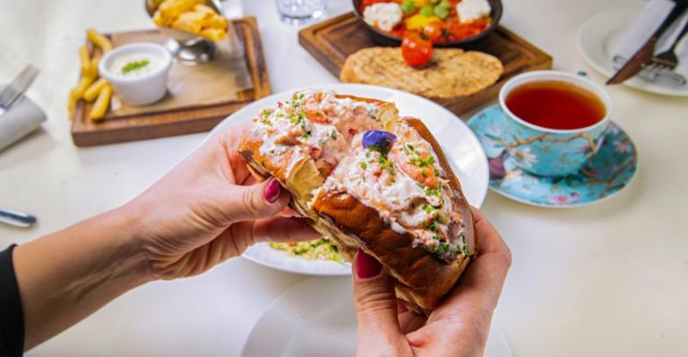 This No-Fuss Florida Eatery Serves A Lobster Grilled Cheese You’ll Dream About