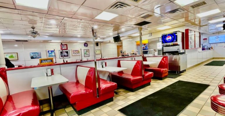 This Ohio Diner Keeps The Spirit Of The 1950s Alive Every Single Day