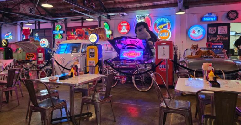 This Ohio Diner Looks Ordinary Until You Notice The Classic Cars