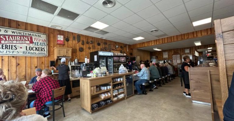 This Ohio Lunch Counter Feels Like Time Quietly Stopped In The 1940s (But In A Wonderful Way)