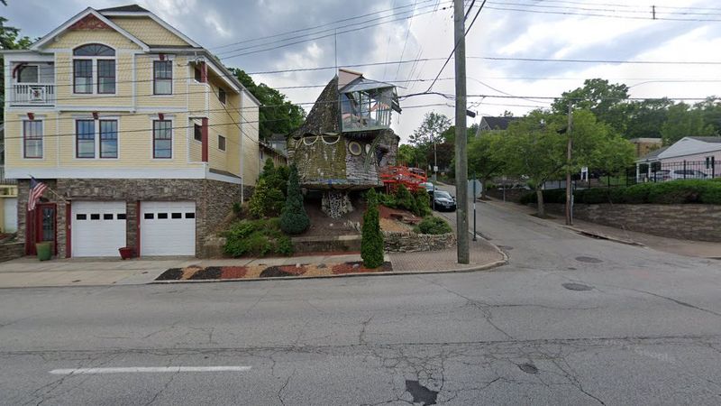 Approach From Erie Avenue