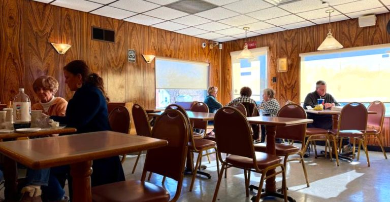 This Ohio Pizza Restaurant Makes Dinner Feel Like A Lovely Trip Back To The 1950s