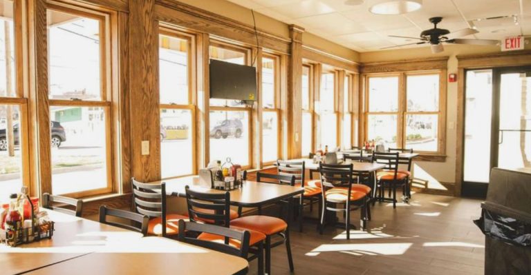 This Ohio Restaurant Looks Ordinary, But The Chili Cheese Dogs Are Anything But