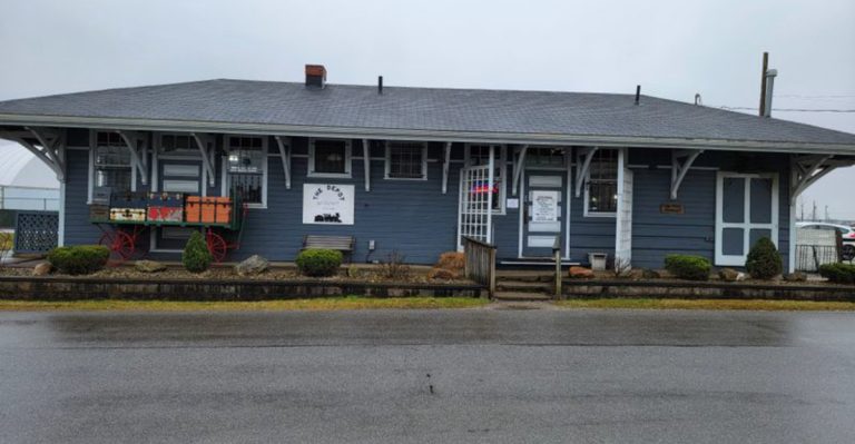 This Ohio Train Depot Restaurant Feels Like A Trip Back In Time