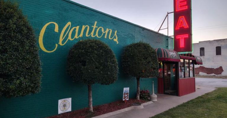 This Oklahoma Café Makes Chicken-Fried Steak The Early Bird Prize