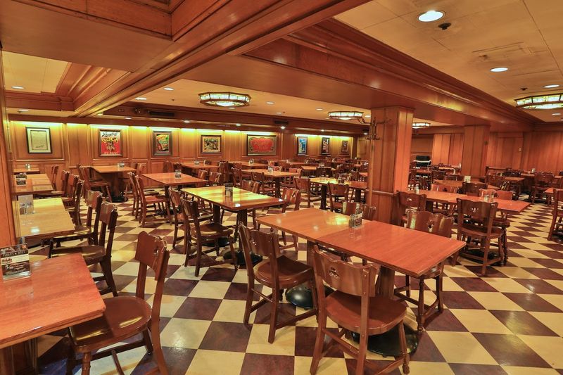 This Old Illinois Restaurant Has The Kind Of Charm You Rarely Find Now