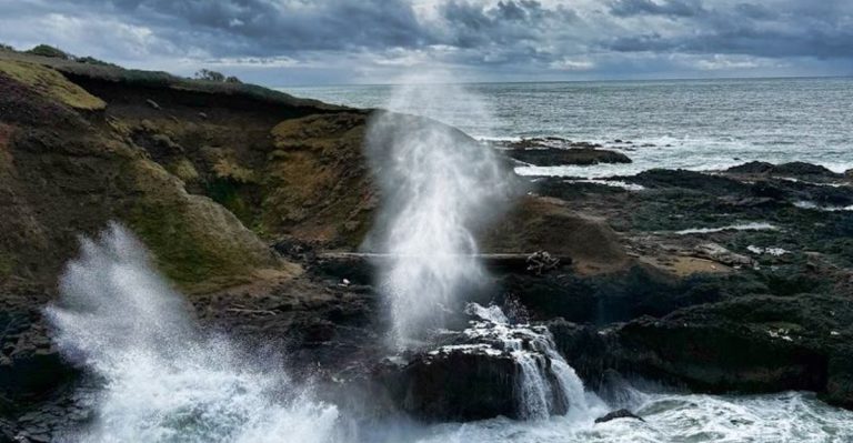 This Oregon Coast Spot Looks Like The Ocean Is Draining Into A Bottomless Hole