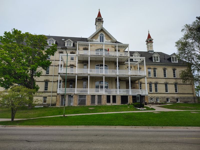 Start At Cottageview Drive Entrance