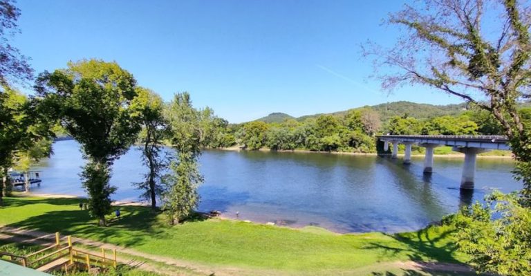 This Peaceful Arkansas River Resort Feels Like A World Away
