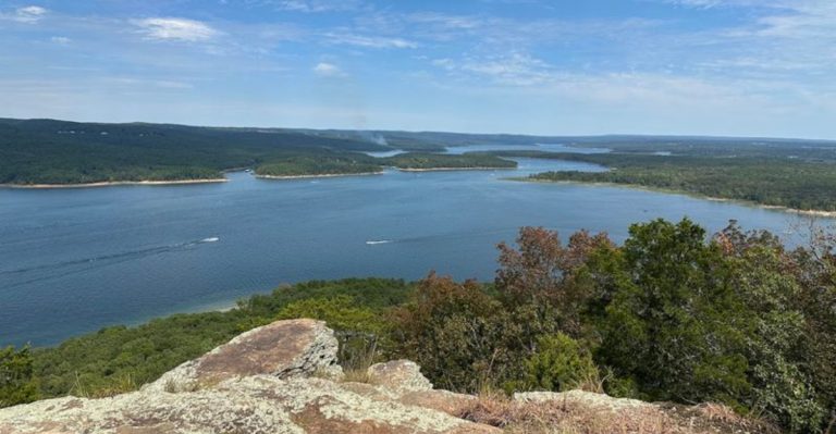 This Peaceful Arkansas Town Has Lake Views, Local Charm, And A Slower Pace Of Life