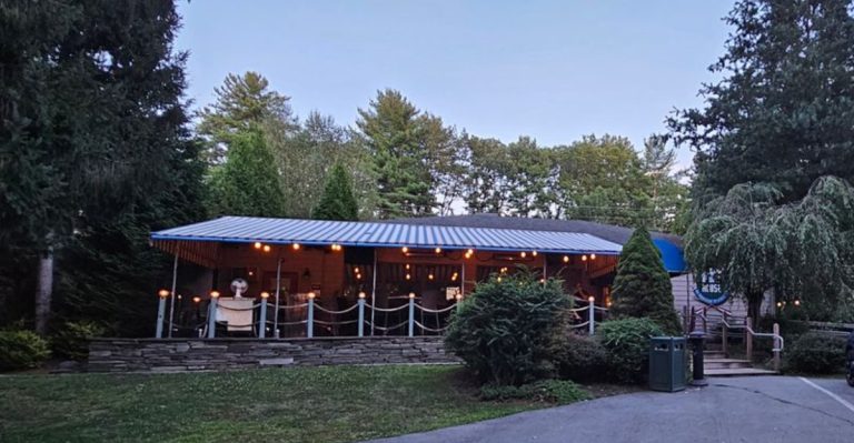 This Pennsylvania Lakeside Restaurant Belongs On Your April Bucket List