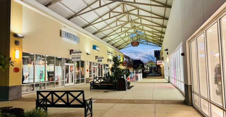This Pennsylvania Outlet Mall Is Gigantic And Totally Worth The Drive
