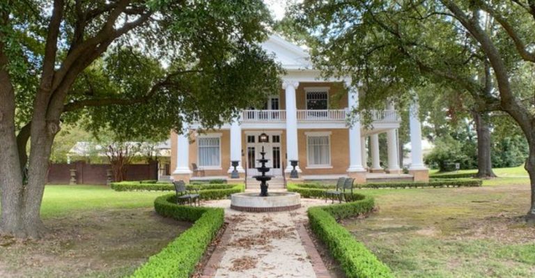 This Quiet Arkansas Town Is Packed With Southern Charm, Quirky Festivals, And Homemade Pie