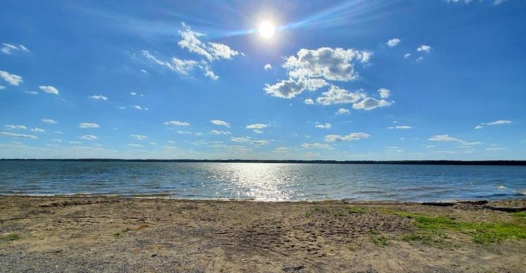 This Quiet Ohio Park Features A Lake That Feels Almost Ocean-Sized
