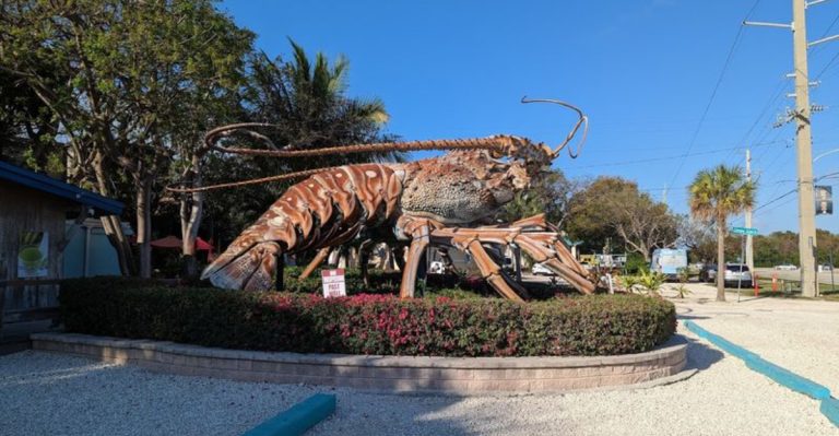 This Quirky 30-Foot-Tall Lobster In Florida Is Totally The Strangest Thing You’ll See