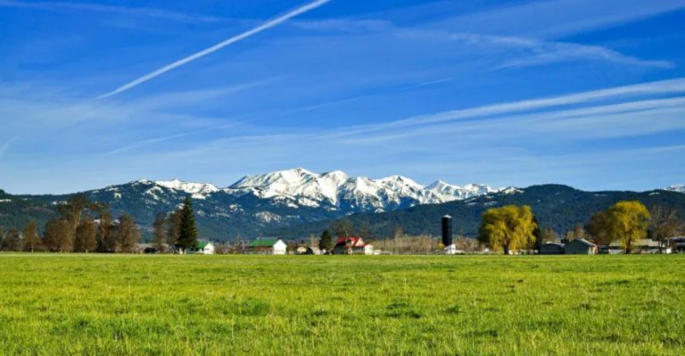 This Remote Oregon Mountain Town Is So Underrated, Even Most Locals Haven’t Found It