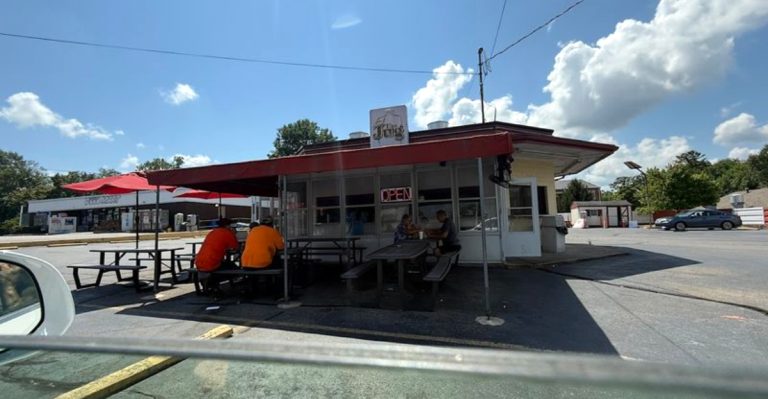 This Retro Ohio Burger Spot Feels Like The Good Old Days All Over Again