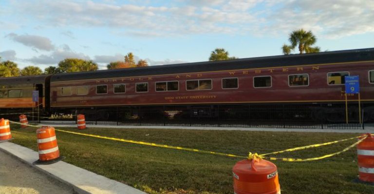 This Scenic Holiday Train Ride In Florida Feels Straight Out Of A Storybook