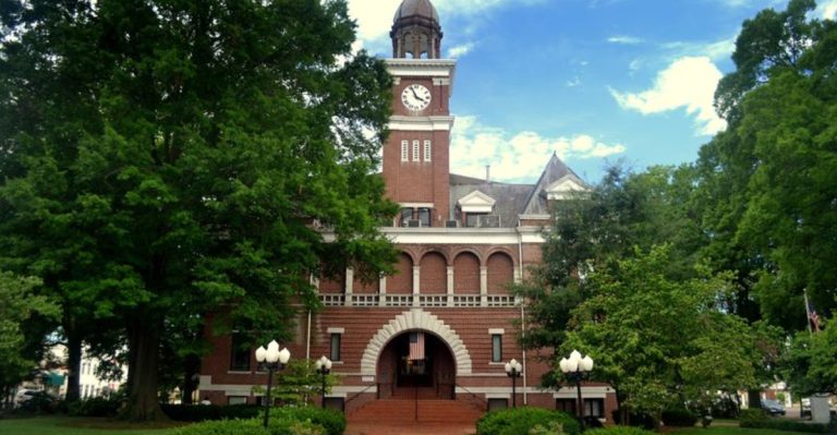 This Scenic Tennessee Town Lets You Enjoy Retirement Without Breaking The Bank