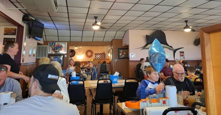 This Small Town Pennsylvania Crabhouse Sits Miles From The Ocean But Serves Crab Cakes People Drive Hours For