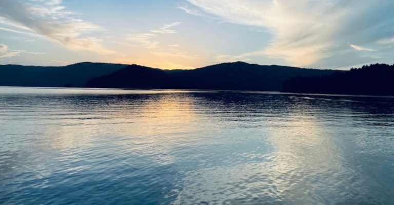 This South Carolina Lake Is So Clear, It Feels Like Stepping Into Another World