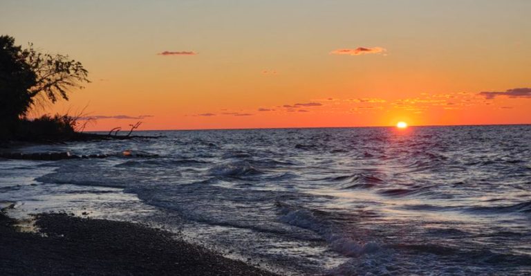 This Stunning Ohio Lake Beach Feels Just Like A Seaside Escape (Maybe Even Better)