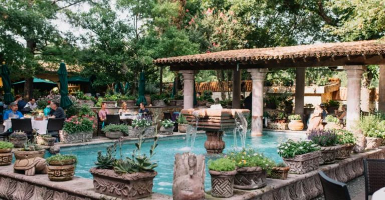 This Texas Restaurant Has Been Family Owned For Four Generations And It’s Still Packed Every Night
