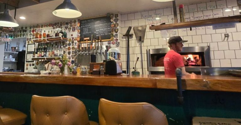 This Tiny Arizona Eatery Has A Garlic Pizza So Good People Are Driving Hours For It