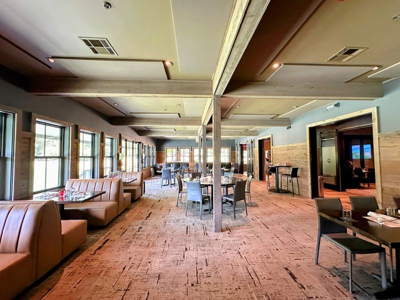 A Relaxed Lakeside Setting That Feels Effortless