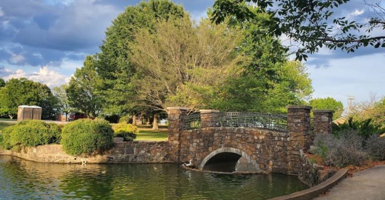 This Underrated Arkansas Mountain Town Delivers Views Without The Crowds