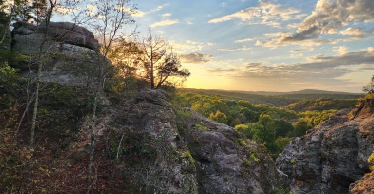 This Underrated Illinois Trail Rewards Hikers With Panoramic Views That Look Far Too Beautiful To Be Real