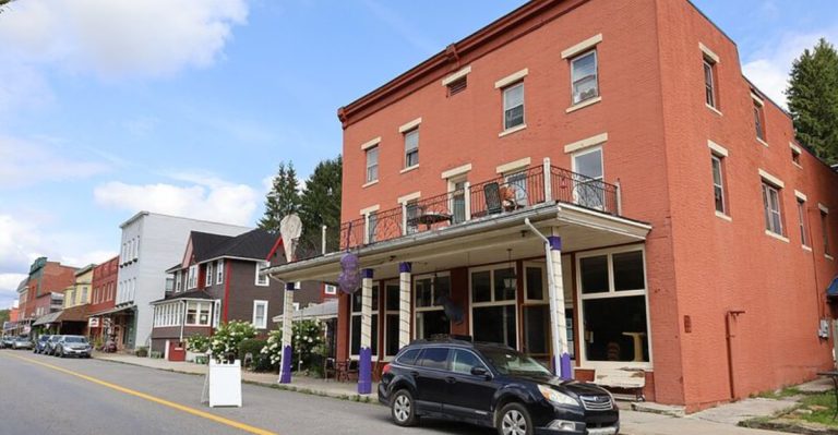 This Underrated Mountain Town In West Virginia Is One Of The Prettiest Escapes In America