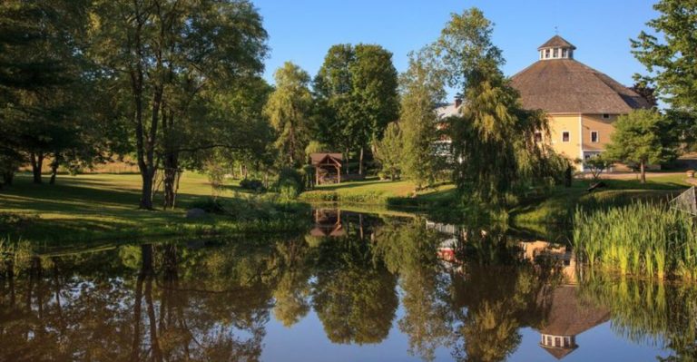 This Vermont Mountain Town Is So Peaceful, Even Locals Go To Escape The Crowds