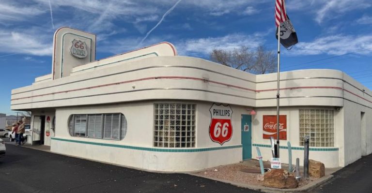 This Vintage New Mexico Diner Feels Straight Out Of The 1950s