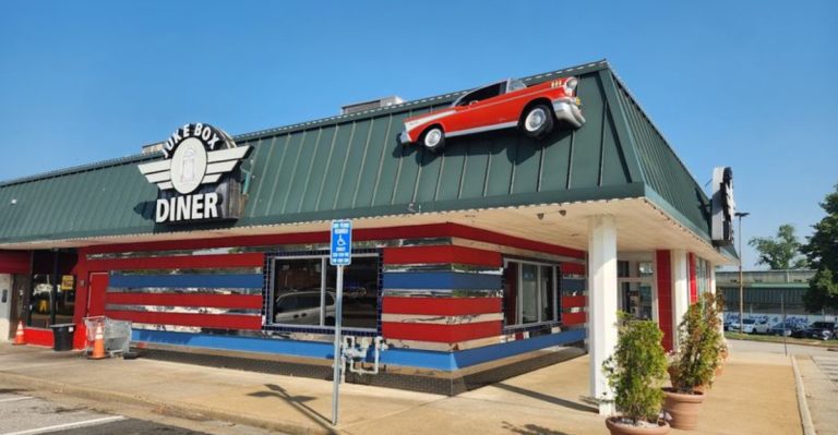 This Virginia Diner Looks Straight Out Of The 1950s (And The Food Delivers)