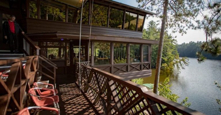 This Wisconsin Restaurant Is So Famous, People Drive Miles And Wait Hours Just To Get A Table