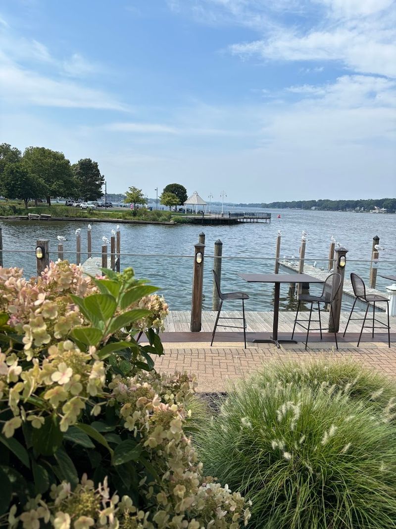 Use The Wood And Water To Frame Photos